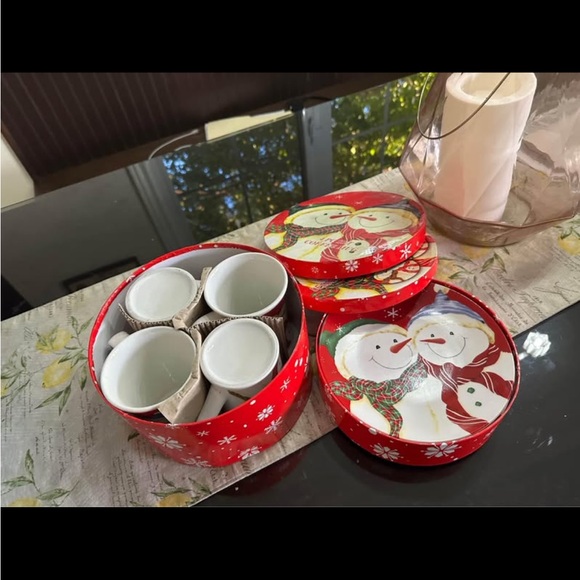🎁 Never used new in box  -Set of 4 Snowman Coffee Mugs & plates - Picture 2 of 5
